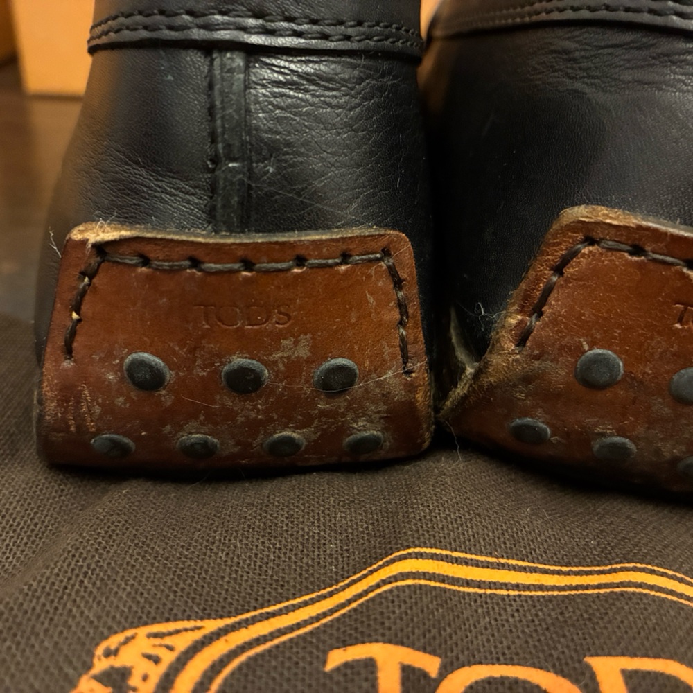 Tod's Classic Black Leather Driving Loafers Moccasins w silver accents. Size 37. - Picture 3 of 16